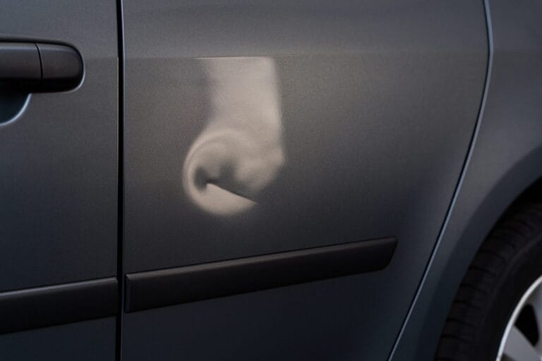 Usuwanie wgnieceń i wgniotek na karoserii samochodu